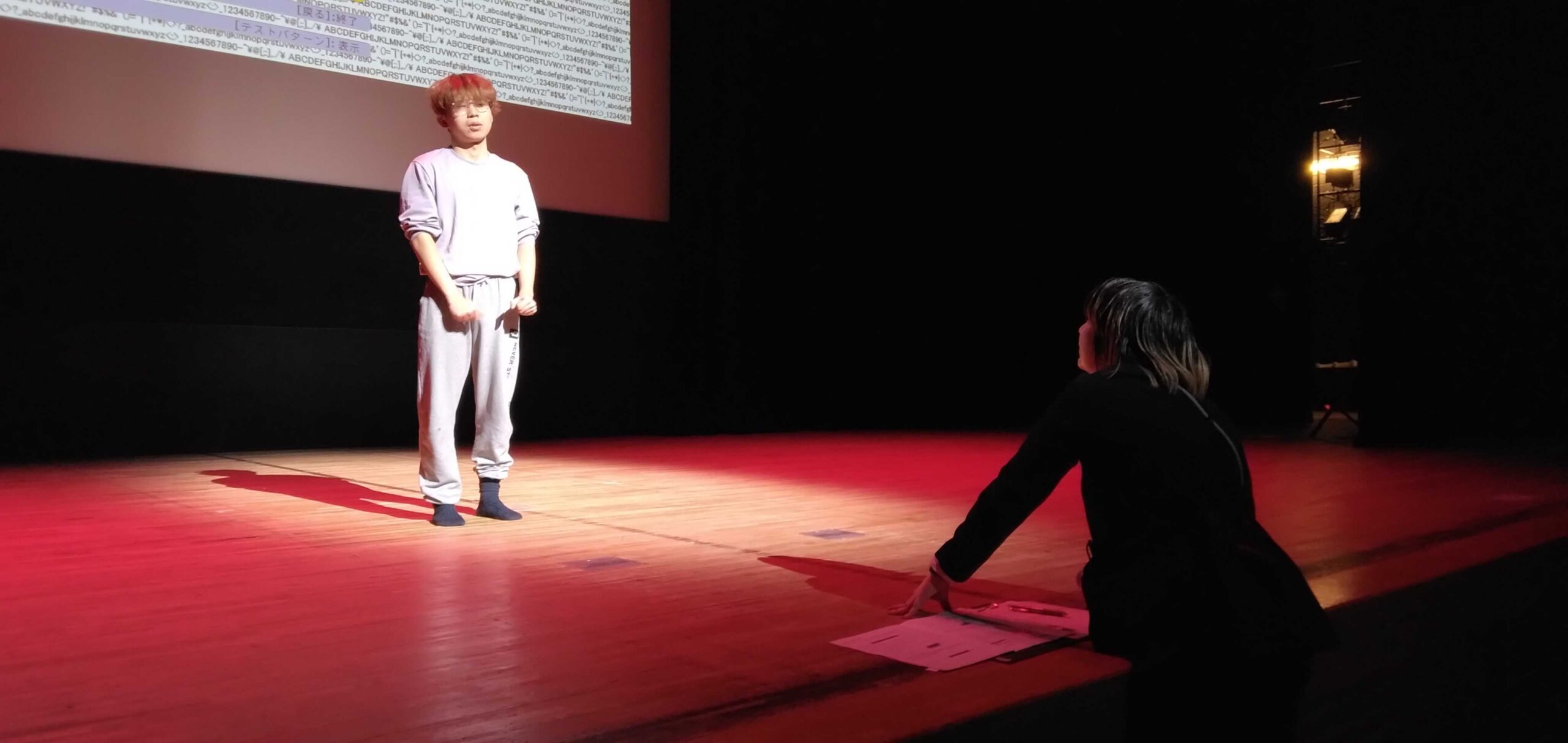 スピーチコンテスト2026ダンスのリハーサルに立ち会う教師