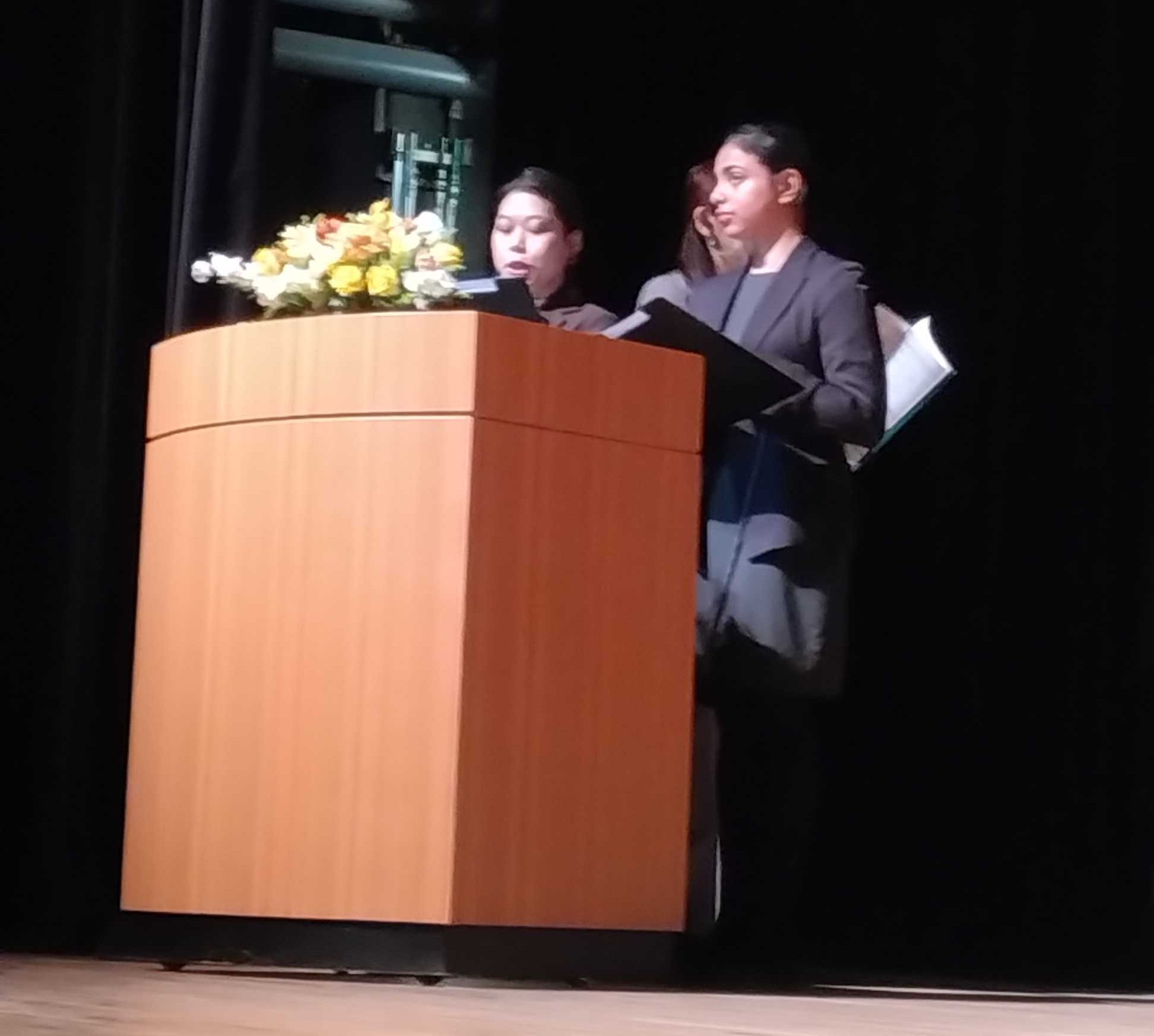 司会のリハーサルと立ち会う教員