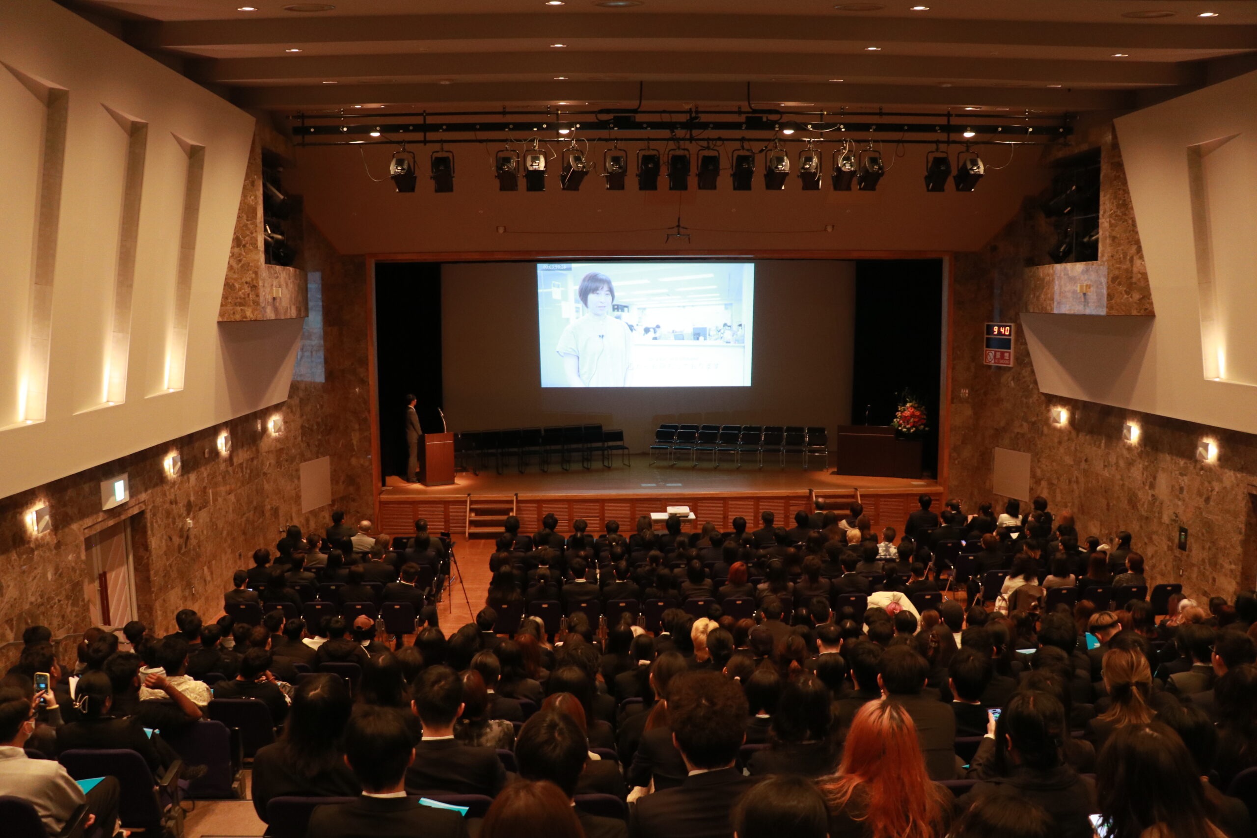 2026年度入学式で新入生を歓迎する動画を放映