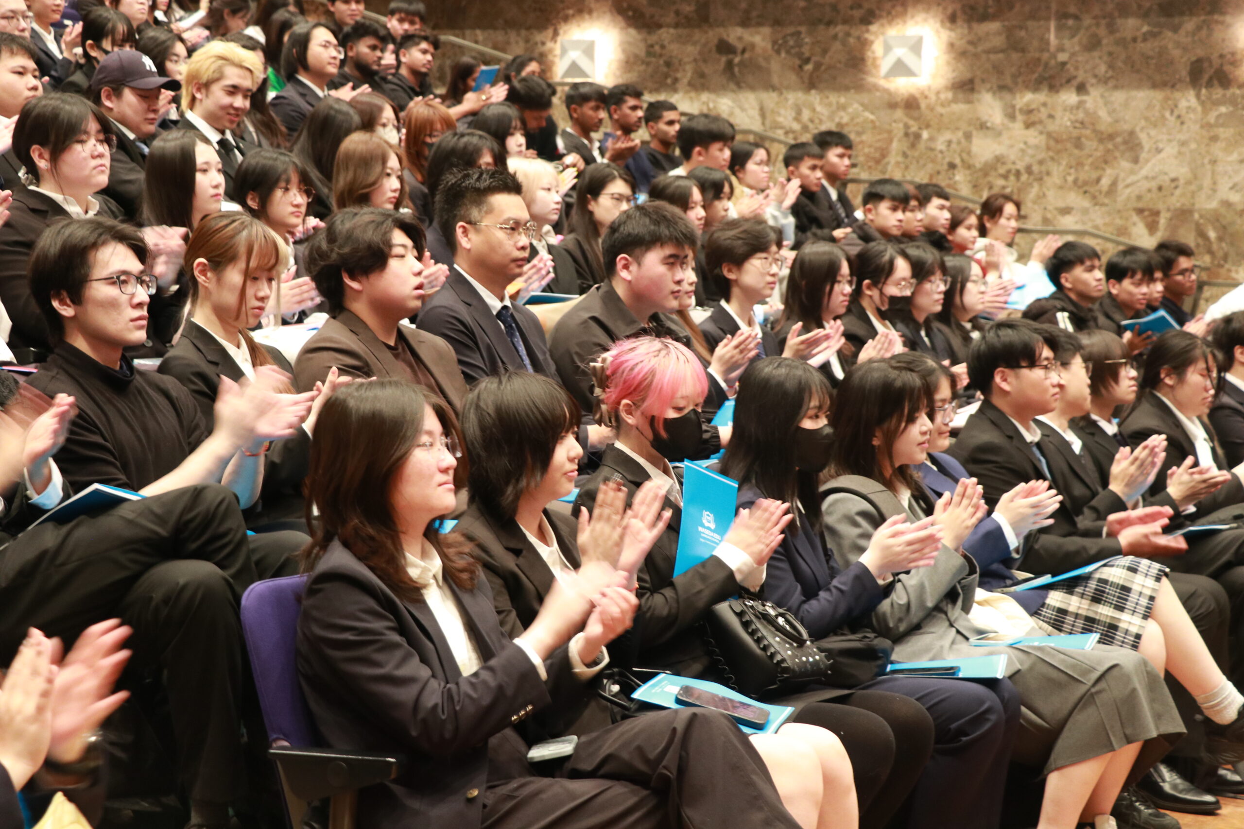 2026年度入学式で新入生が牛込箪笥区民ホールで整列している様子