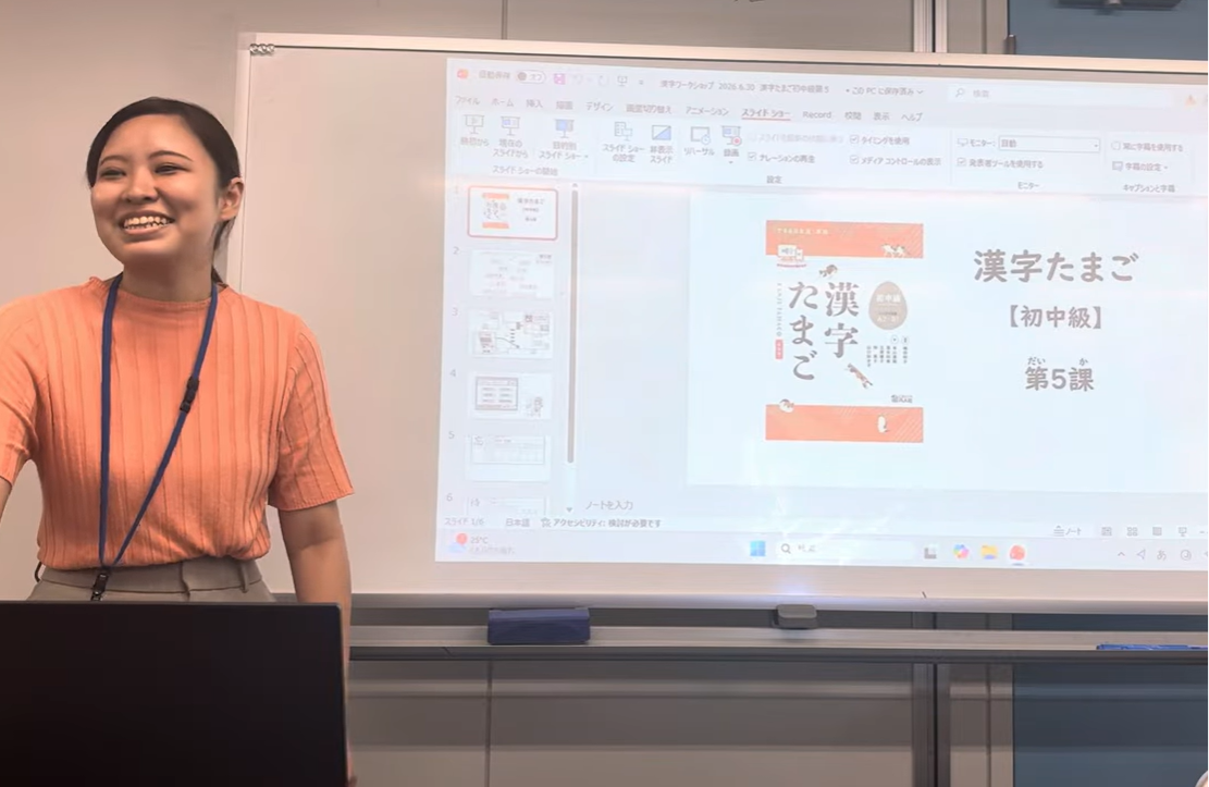 日本語教育研修会。教室で、『できる日本語』教材の導入事例について発表を行う日本語教師の先生